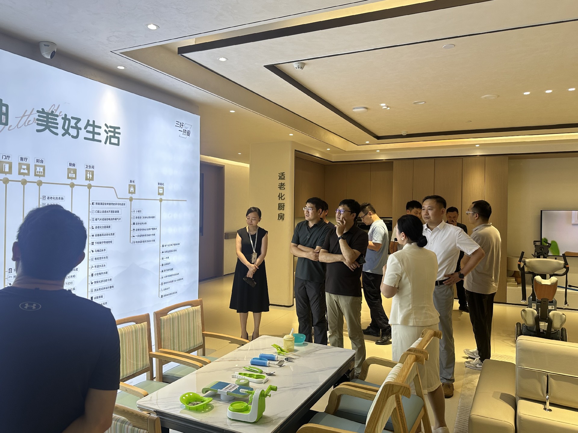 绿都地产领导到访调研，建控荟柚康养社区何以成行业考察范本？